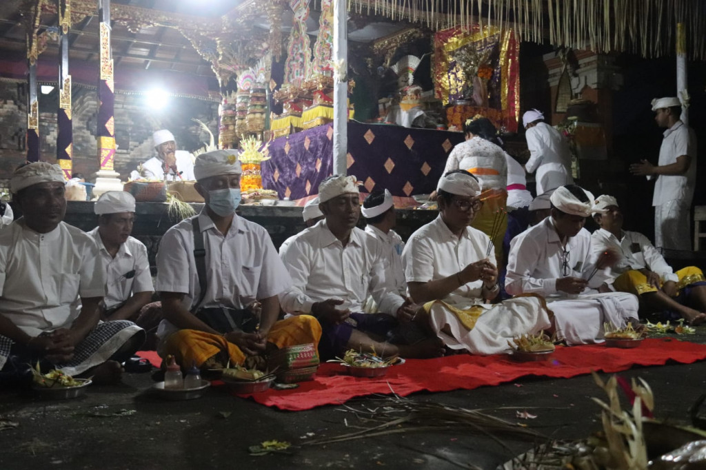 Sekda Adi Arnawa Hadiri Pujawali di Pura Dalem Alit dan Paibon Pura Arya Wang Bang Pinatih